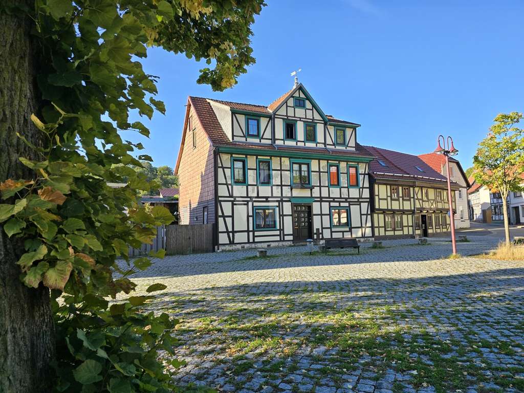 Immobilie in Harztor - Harztor Ilfeld Georgsplatz - Charme vergangener Zeiten trifft Großzügigkeit im denkmalgeschützten Me - Bild 1