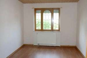 Attraktives 10-Zi-Zweifamilienhaus mit schönem Garten und Garage, ideal zum Wohnen und Vermieten! – Die vollständige Adresse der Immobilie erhältst du vom Anbieter., 97523 Schwanfeld – Vorschaubild 6