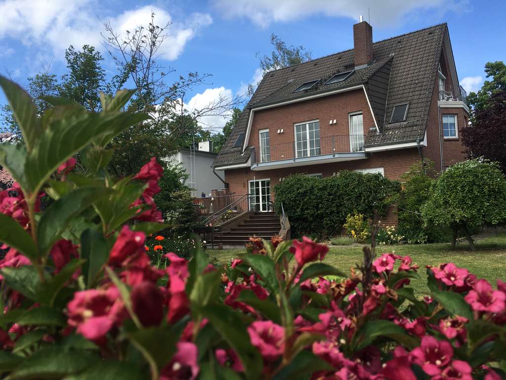 Immobilie in Teltow - Repräsentatives Mehrfamilienhaus in Teltow – Vielseitige Nutzungsmöglichkeiten - Bild 0