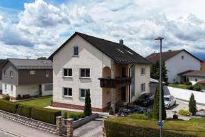 Geräumiges Zweifamilienhaus mit großem Garagen und Burgblick in Burglengenfeld zu verkaufen – Die vollständige Adresse der Immobilie erhältst du vom Anbieter., 93133 Burglengenfeld – Vorschaubild 1