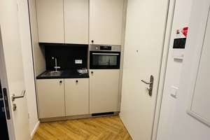 Schlichtes aber modernes Design der Möblierung in der 1-Zimmerwohnung in Treptow – Otto-Franke-Straße 45, 12489 Adlershof, Berlin – Vorschaubild 2