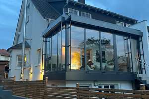 Gelegenheit: sanierte DHH mit Wintergarten, Kamin, Doppelcarport und voll unterkellert  – Nieder-Wöllstädter Straße 21d, 61194 Niddatal – Vorschaubild 1