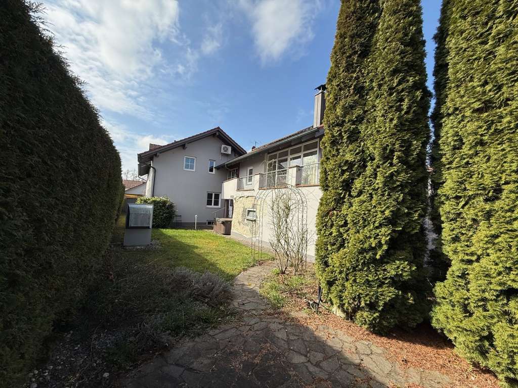 Immobilie in Eichendorf - Großzügiges Zweifamilienhaus mit PV-Anlage und 3 Garagen  - Bild 3