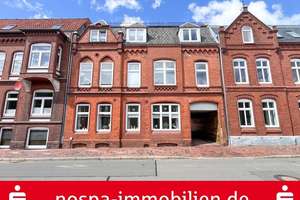 Mehrfamilienhaus mit 4 Wohnungen sowie zwei Nebengebäuden mit 
insgesamt 3 weiteren Wohnungen – Die vollständige Adresse der Immobilie erhältst du vom Anbieter., 25813 Husum – Vorschaubild 1