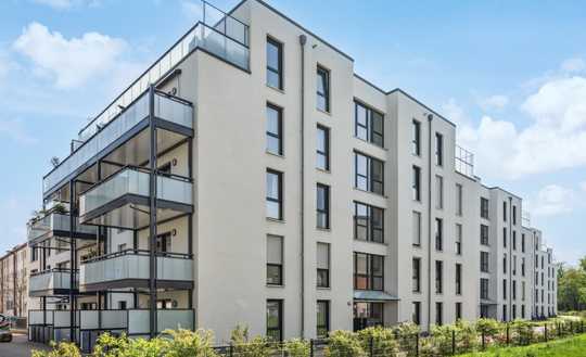 Etagenwohnung mit großer Dachterrasse, Kamin & Tiefgarage – Wohnen mit Komfort und Nachhaltigkeit