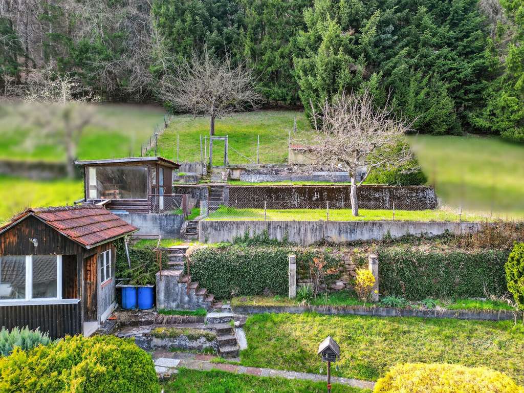 Immobilie in Höfen an der Enz - Großzügiges 2-Parteien-Haus mit großem Garten und Doppel-Garage - Bild 2