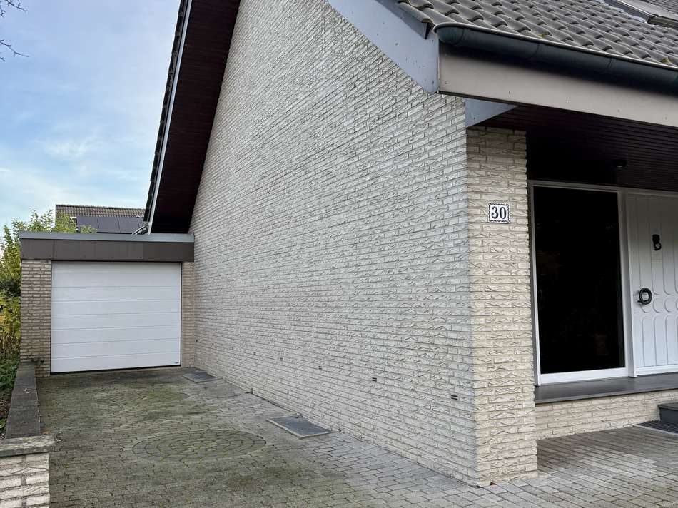 Garage und Stellplatz