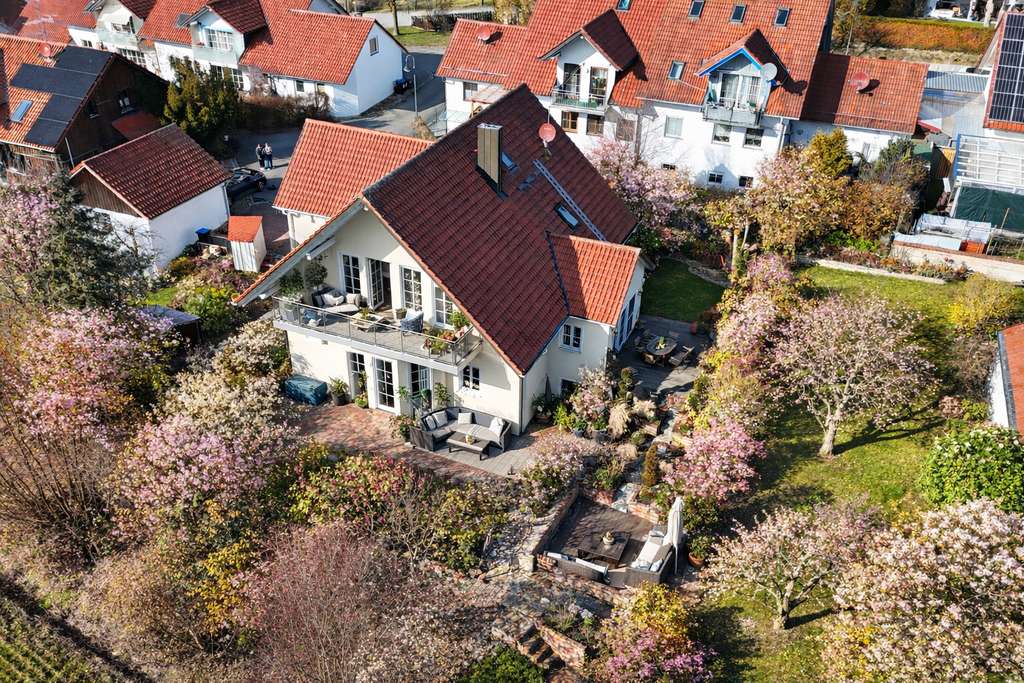 Immobilie in Fraunberg - Wohnen mit Charakter: Dachgeschosswohnung ruhig gelegen mit extra Raum - Bild 0