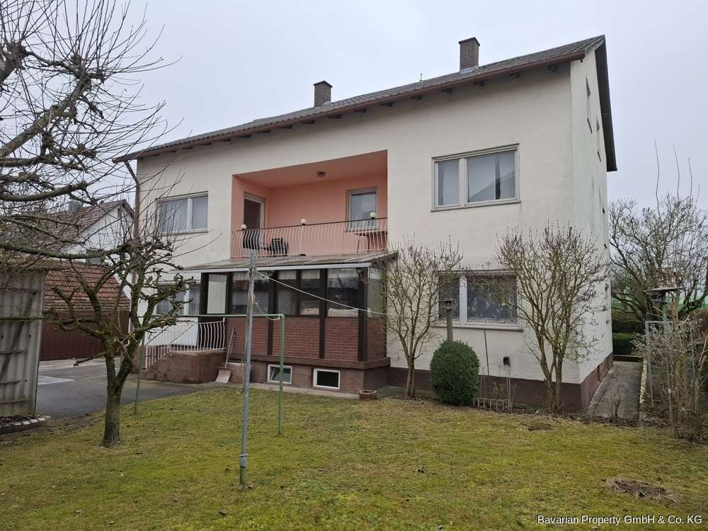 Renovierungsbedür. 2-Familienhaus mit ausbaufähigem DG in Straßkirchen, 3 Garagen, kurzfristig frei!, Straubing Bogen Kreis – Bild 1