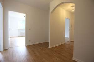 VOLLSTÄNDIG RENOVIERTE 3 ZIMMER WOHNUNG IN VENNHAUSEN MIT GROßEM BALKON UND NEUEM LAMINAT – Vennhauser Allee 186, 40627 Vennhausen, Düsseldorf – Vorschaubild 8
