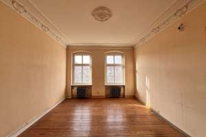 Lichtdurchflutete Altbauwohnung mit hohen Decken und Stuckdetails - zum Selbstgestalten!