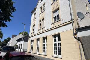 Barrierefreie exklusive 2,5 Zi-Altbauwhg. mit Charme! EBK, Freisitz, Gartennutzung & Kfz-Stellplatz!