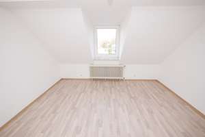 Renovierte & gemütliche 2,5 Raum-Dachgeschosswohnung mit Tageslichtbad & Gartennutzung in Hassel – Polsumer Str. 158, 45896 Hassel, Gelsenkirchen – Vorschaubild 4