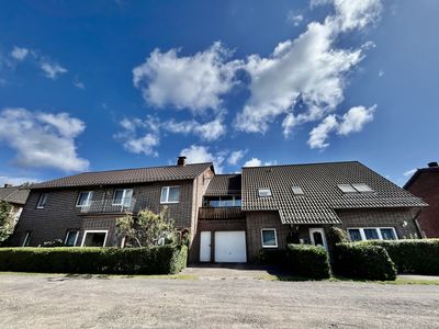 2 Häuser = 4 Wohneinheiten: 2 Zweifamilienhäuser mit 5 Garagen + Traumgarten in ruhiger Lage