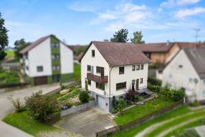Platz für Ihre Familie! Ein- bis Zweifamilienhaus mit Ausbaupotenzial in Mittelbiberach – Die vollständige Adresse der Immobilie erhältst du vom Anbieter., 88441 Mittelbiberach – Vorschaubild 1