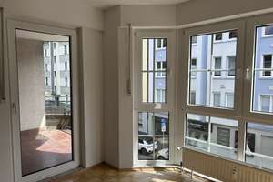 3,5-Zimmer-Wohnung mit klassischem Charakter * Parkett * Erker * überdachtem Balkon * Gäste-WC