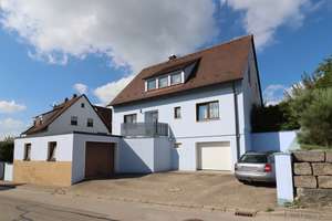 Wohnen auf dem Land - Großzügiges Zweifamilienhaus mit 2 Garagen und gepflegtem Garten – Die vollständige Adresse der Immobilie erhältst du vom Anbieter., 91611 Lehrberg – Vorschaubild 1