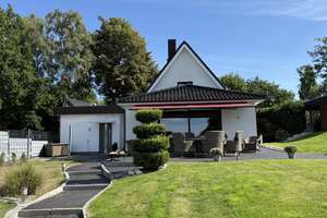 Saniertes Einfamilienhaus mit hochwertigem Nebengebäude