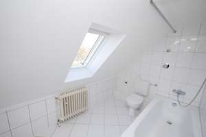 Renovierte & gemütliche 2,5 Raum-Dachgeschosswohnung mit Tageslichtbad & Gartennutzung in Hassel – Polsumer Str. 158, 45896 Hassel, Gelsenkirchen – Vorschaubild 5