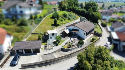 Großes Einfamilienhaus mit idyllischem Garten in ruhiger Siedlungslage