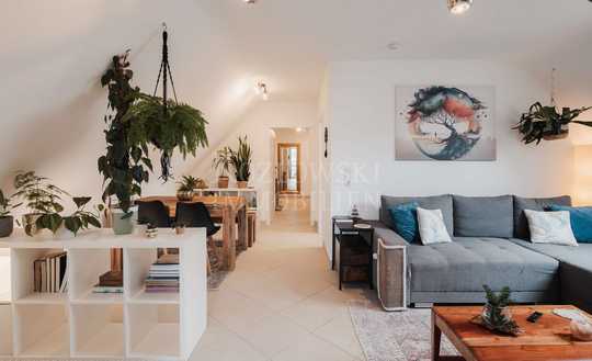 Zentral, ruhig, grün - Modernisierte Dachwohnung mit Loggia und Garage!