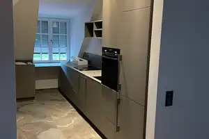 Sonnige, top-ausgestattete DG-Wohnung in kleiner Wohnanlage mit Putzservice – Alte Allee 27, 81245 München – Vorschaubild 13