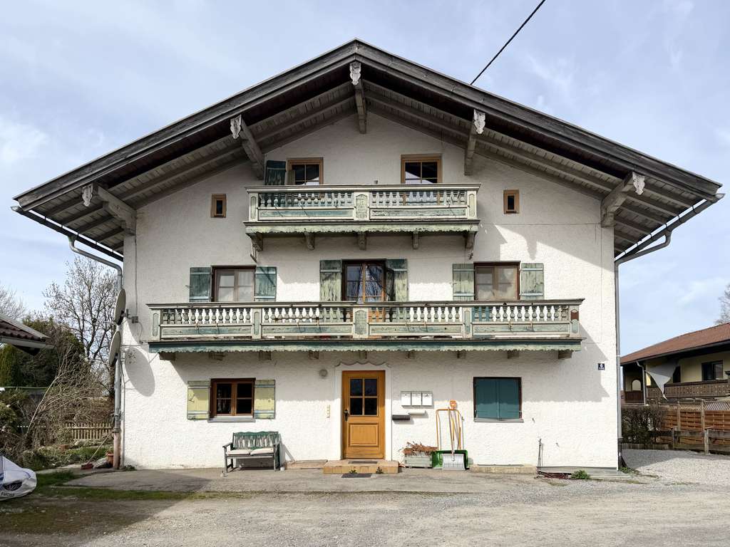 Immobilie in Waakirchen - Piesenkam | Ehemaliges Bauernhaus mit 3 Wohneinheiten als Kapitalanlage - Bild 1