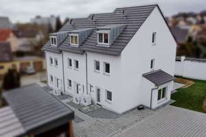 Hochwertiges KFW-55 Reihenmittelhaus in Regensburg mit Luxus-Küche, Fußbodenheizung und Garten!