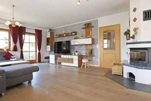 Ruhig gelegenes EFH mit Doppelgarage, Carport, Wärmepumpe & Weitblick am Tachinger See – Kirchfeldstraße 7, 83373 Taching am See – Vorschaubild 6