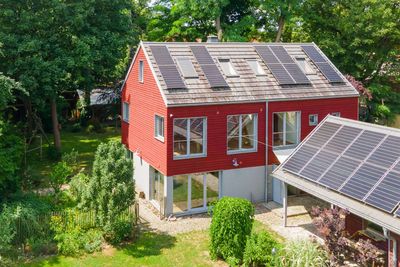 Mit Seeparzelle, Wärmepumpe, PV, Stromspeicher: Skandinavisches Architektenhaus nahe Bhf. Zeuthen