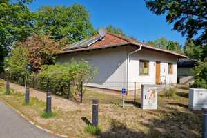 Gepflegter Bungalow mit beheizbarem Pool und Garten in Zeesen – Friedensstraße 71 a, 15711 Dahme-Spreewald (Kreis) – Vorschaubild 1