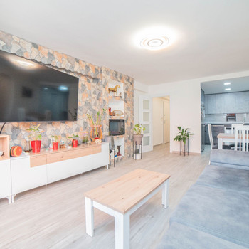 ZUM VERKAUF: PRÄCHTIGE, KOMPLETT UMGEBAUTE WOHNUNG IM ERDGESCHOSS MIT NEUBAUSTATUS IN SAN MARTÍN DE 