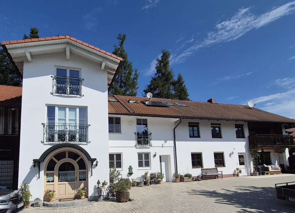 Immobilie in Neuching - Außergewöhnliches Mehrgenerationenanwesen mit 1.580 qm - nahe München (provisionsfrei) - Bild 0