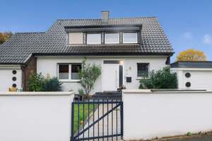 Freistehendes Einfamilienhaus in Meerbusch-Osterath mit Pool, Kamin und 2 Garagen