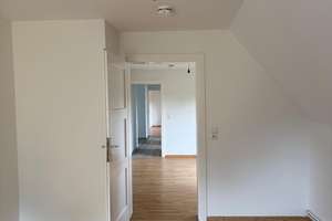 Viel Platz für die ganze Familie – 4-Zimmer-Wohnung im Dachgeschoss – Hackenbeek 3, 38229 Hallendorf, Salzgitter – Vorschaubild 4