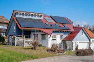 Architektonische Eleganz trifft Wohnwärme - 
Großzügigkeit, Geborgenheit und Stil – Die vollständige Adresse der Immobilie erhältst du vom Anbieter., 72525 Münsingen – Vorschaubild 1