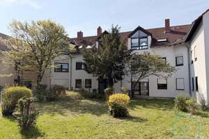 Helle Dachgeschosswohnung mit 
4 Zimmer, offene Küche und 
2 Bäder
