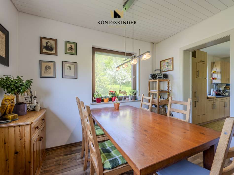 Helles Esszimmer mit gemütlich