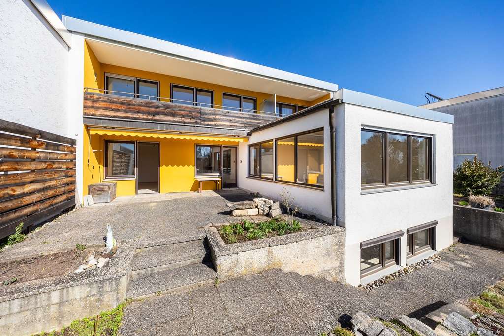 Immobilie in Freising - Weitläufiges EFH im Bauhausstil mit Einliegerwohnung, Einzelgarage & traumhaftem Garten in Freising. - Bild 0