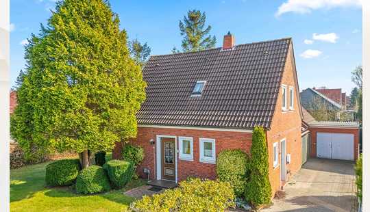 Bild von Einfamilienhaus mit großem Grundstück und Potenzial – sanierungsbedürftig