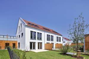 "Gartenfeeling genießen" - Exklusives Familien-Reiheneckhaus mit Charme - ERSTBEZUG – Lohwiesenweg 2, 85774 Unterföhring – Vorschaubild 1