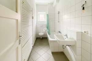 2 ZIMMER MIT BALKON | 3.OG | RENOVIERUNGSBEDARF | GRÜNE OASE | PRENZLAUER BERG | PROVISIONSFREI | – Werner-Kube-Straße 10, 10407 Prenzlauer Berg, Berlin – Vorschaubild 4