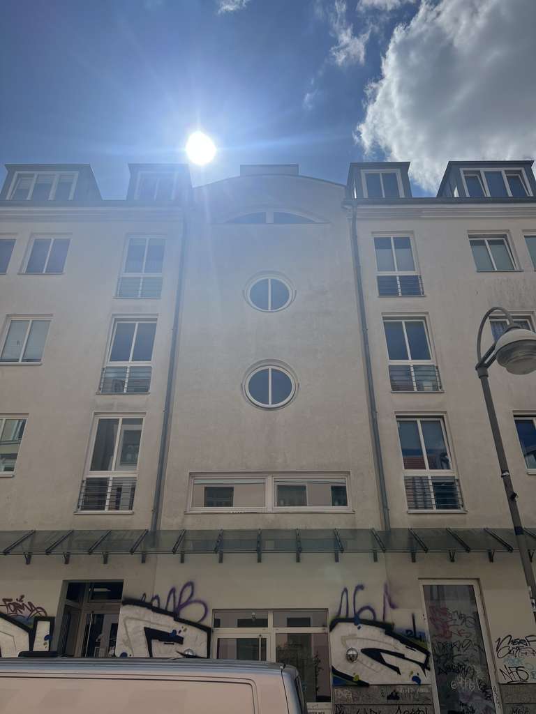 Hochwertige 3-Raum-Dachgeschosswohnung mit Fahrstuhl, Süd-Balkon, PKW-Stellplatz
