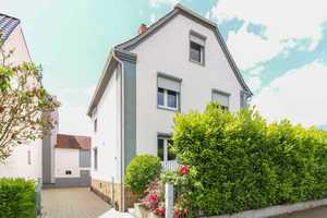 Sofort wohlfühlen: Modernes, kernsaniertes 7-Zi.-EFH inkl. Scheune in zentraler Lage von Heuchelheim – Gießen (Kreis) – Vorschaubild 1