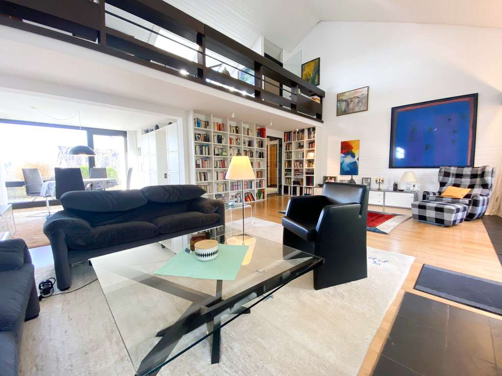 Freistehendes Einfamilienhaus mit großem Garten, Sonnenterrasse, Pool, Sauna und Doppelgarage