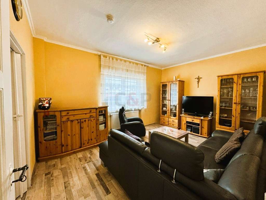 Immobilie in Maintal - Haus mit zwei Wohnungen im Schönheitsschlaf - ideal für Eigennutzer oder Kapitalanleger - Bild 0