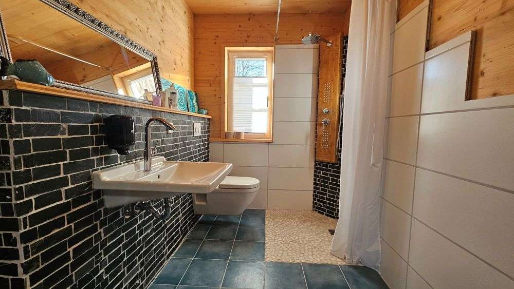 Immobilie in Hardegsen - Exklusives Massivholz-Haus mit vielseitiger Nutzung in idyllischer Lage - Bild 1