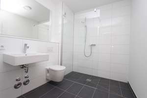 Sonniges & Möbliertes 1-Zimmer-Apartment mit Terrasse und Garten – Leopoldstraße 204, 80804 Neufreimann, München – Vorschaubild 4
