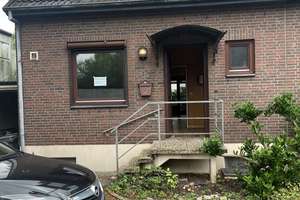 Renovierungsbedürftige Doppelhaushälfte mit Loggia, Terrasse, Garten, Vollkeller und Garage