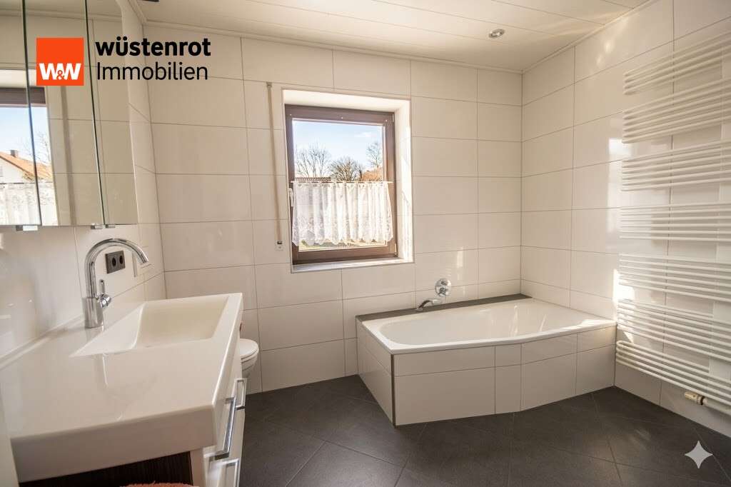 Immobilie in Fladungen - Familienglück am Ortsrand: Gepflegtes Raumwunder mit Kachelofen in Fladungen - Bild 0